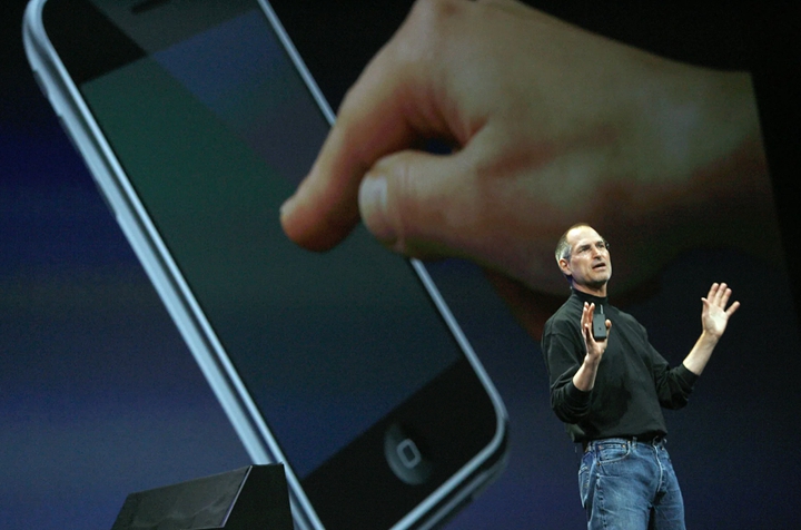 賈伯斯認為 iPhone 的多點觸控是「第三次互動革命」｜Getty Images
