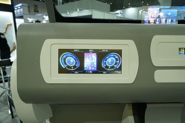 11.6 吋 24:9 車用 MicroLED 顯示器，用於汽車儀表板顯示。