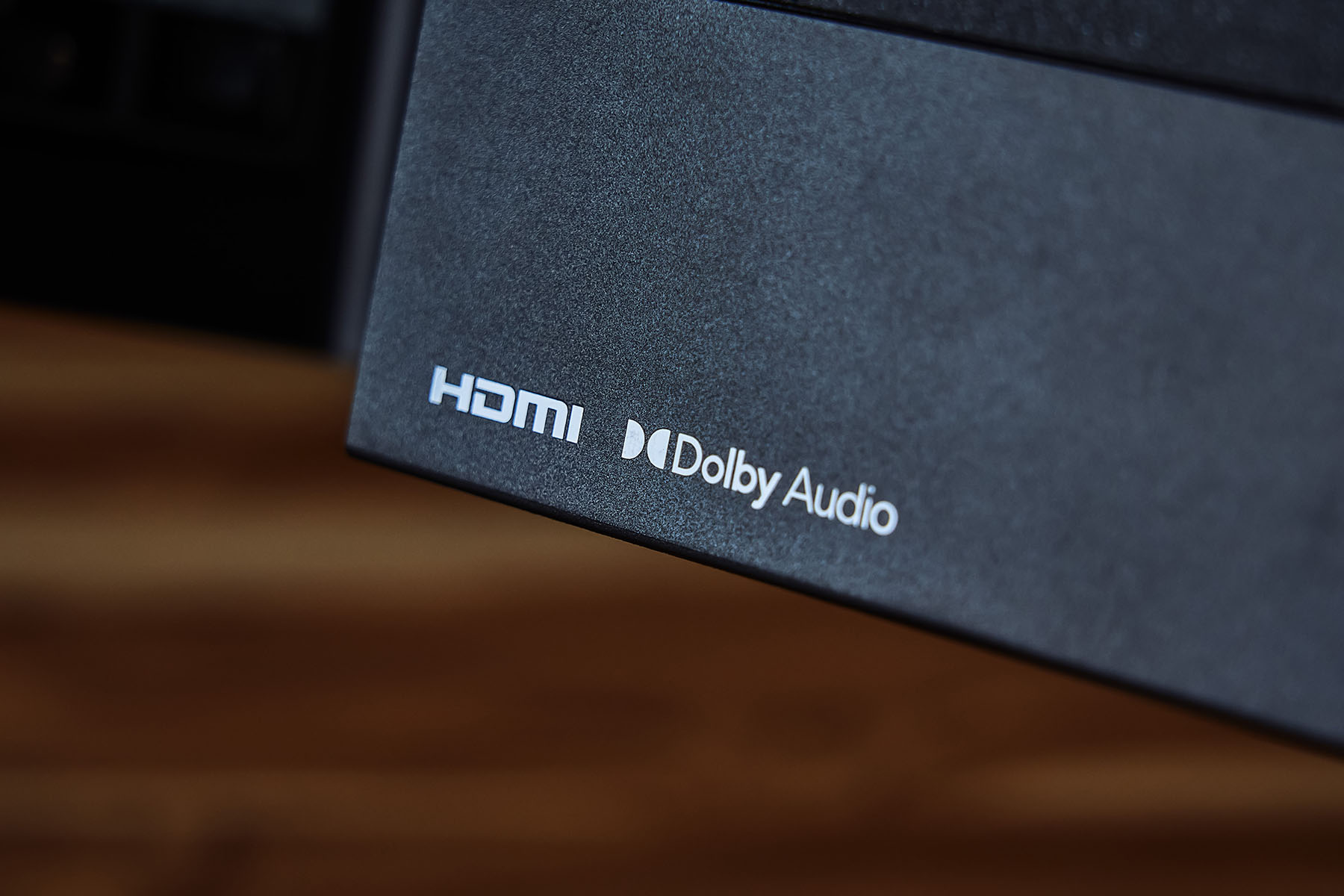 機身標示有 HDMI 以及 Dolby Audio樣。