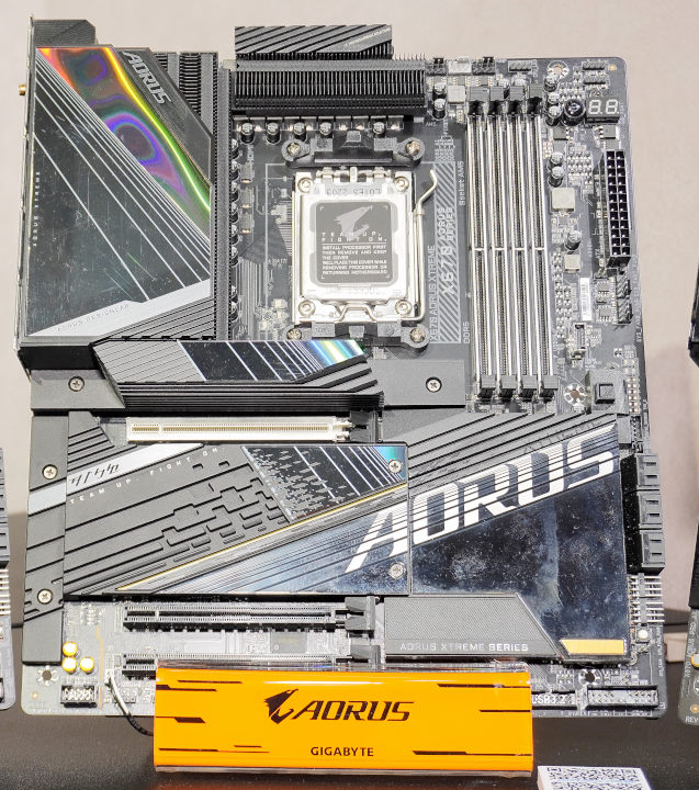 The flagship X670 Aorus Xtreme can of course also support PCIe Gen 5x16 graphics cards and PCIe Gen 5x4 M.2 solid state drives.
