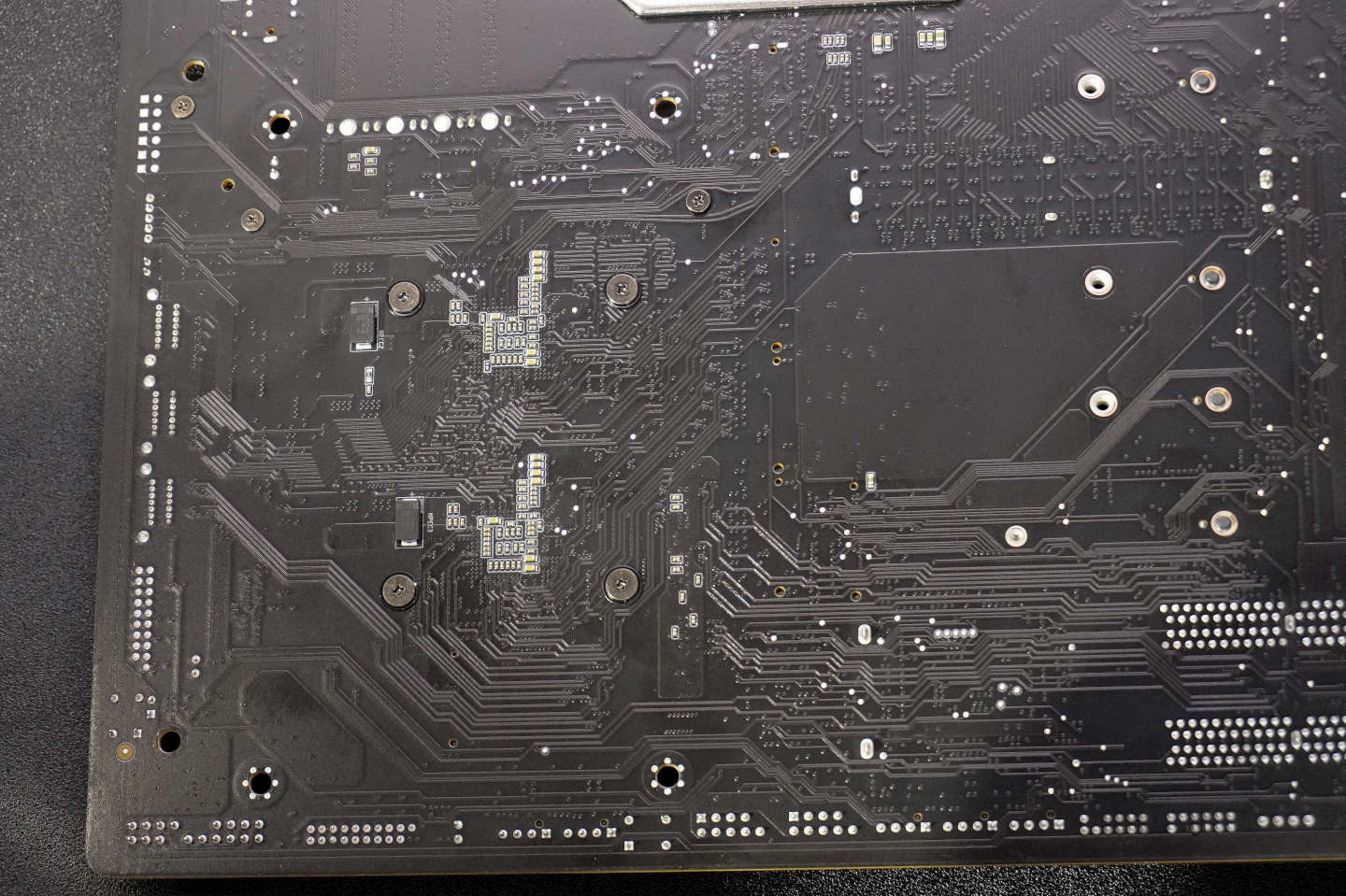 Although the author could not remove the heat sink of the motherboard at the exhibition site, but from the wiring and components on the back of the X670 Aero D, we can see that the X670 chipset is composed of two solid chips.
