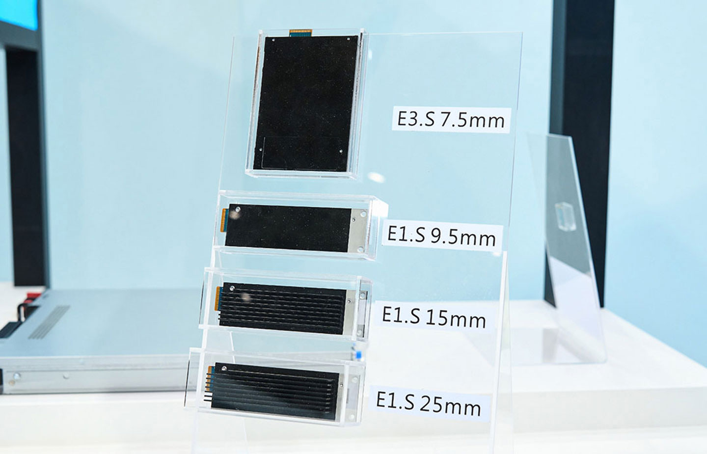 EDSFF 數據心 SSD 採用 KIOXIA 新式的 E1.S 與 E3.S 形式，現場也提供了不同尺寸的產品比較。