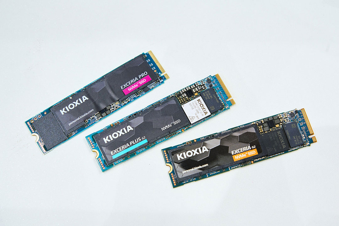 三款 EXCERIA 系列 SSD，面的標貼也可看到對應外盒不同系列的顏色。