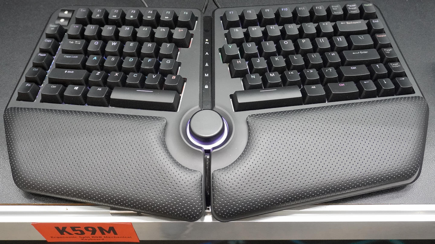 iRocks新推出的K59M是左右分離的人體工機械鍵盤，央具有多功能旋鈕，並有RGB背光功能。