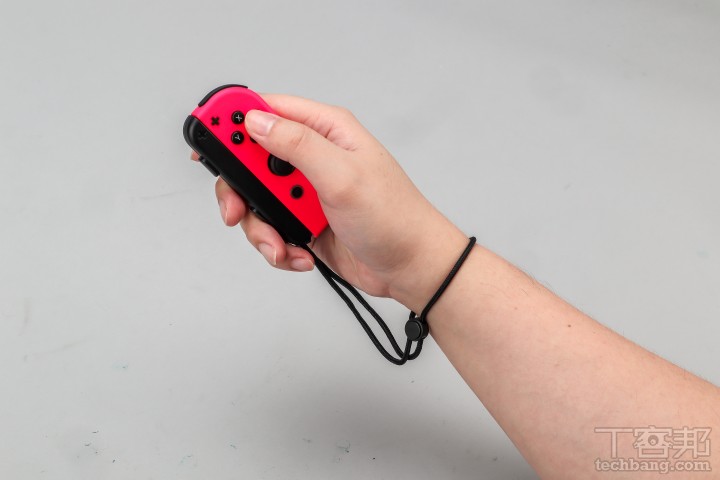 大部分《Nintendo Switch 運動》的競賽項目，只需單隻 Joy-Con 即可進行操作，但遊玩時一定要記得安裝腕帶並束緊，避免搖桿不小心飛出去。