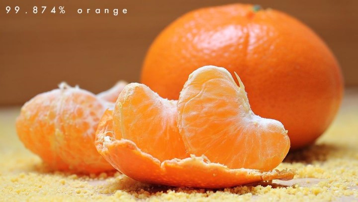 比方將橘的照片輸入訓練好的模型，AI就會辨這物件有99.847%的機率為橘。