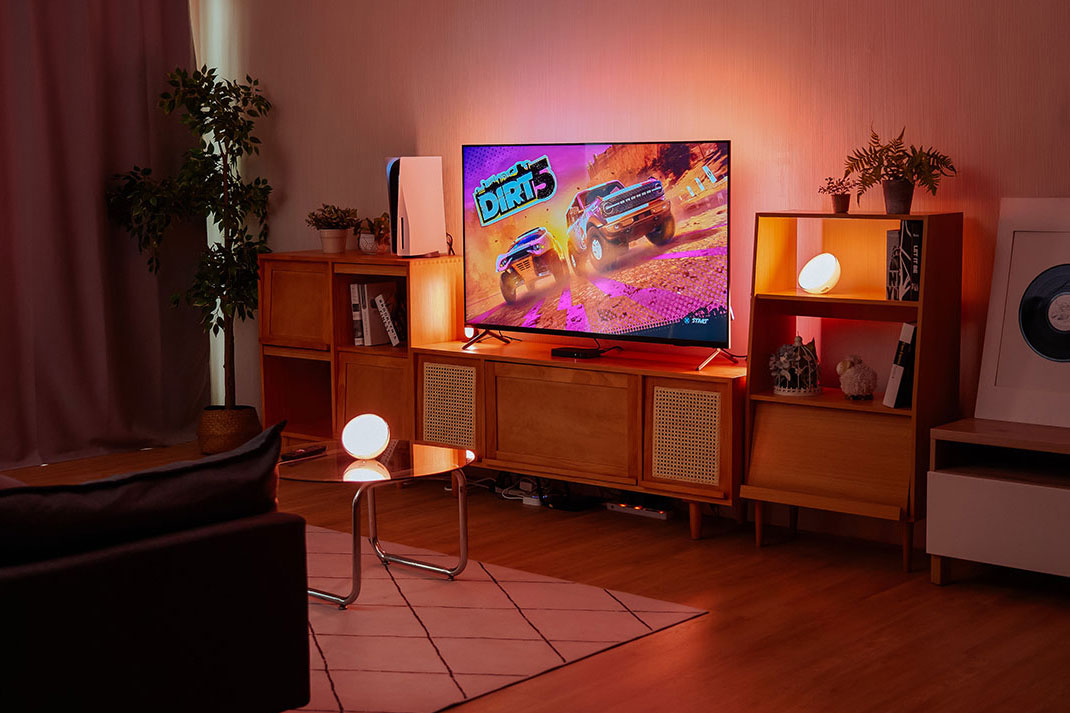 透過影音同串聯，Philips Hue Play 漸變全彩情境燈帶與其他系列燈具可以為整個空間帶來更具一致性的視覺效果。