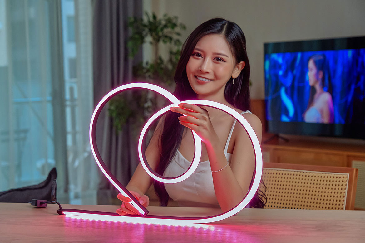 Philips Hue Play 漸變全彩情境燈帶本體採用 45 度投光與特殊散光計，外層配了消光油塗層與黑色矽膠封裝，兼具柔軟與韌性。