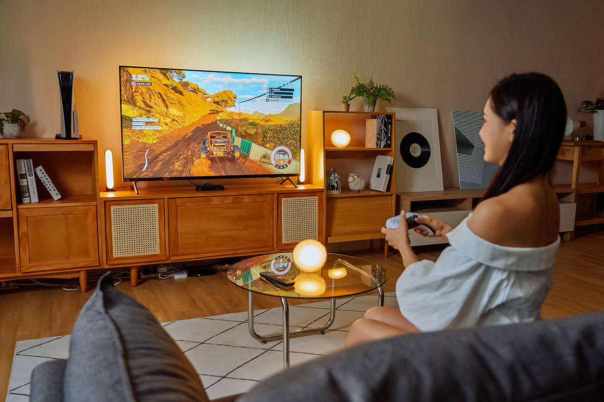 After the Philips Hue Play gradient full-color ambient light strip is connected in series, it can detect the content displayed on the screen and provide the display of real-time lighting effects. Here we also run the off-road racing game 