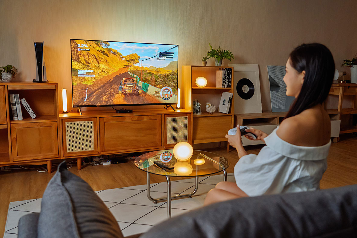 Philips Hue Play 漸變全彩情境燈帶完成串聯後，即可偵測畫面上顯示的內容，提供即時燈光效果的顯示，這裡我們也透過 PS5 運行越野賽車遊戲《Dirt 5》來展示一下實際的效果，視覺上就像是遊戲場景被「放大」到電視框之外的感覺，讓人覺得十分新奇！