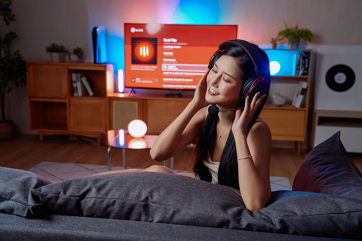 即使是單純聆聽音樂，Philips Hue Play 漸變全彩情境燈帶也能為使用者增添額外的視覺效果。