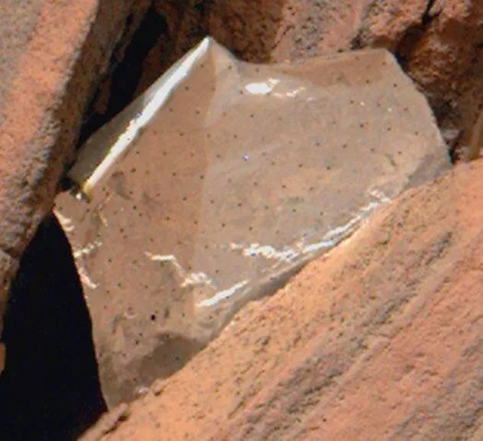 NASA毅力號火星探測器，在火星岩石上發現閃亮的「人造垃圾」