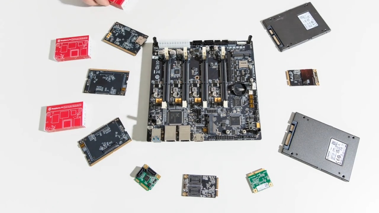 Turing Pi 2還具有Mini PCIe與SATA擴充插槽、端。