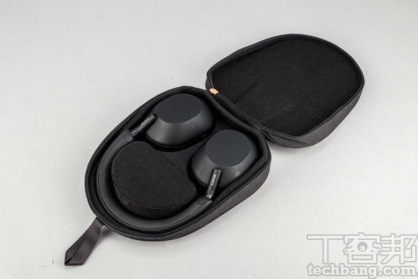 收納盒耳機以平放收納為主，盒內亦有置放3.5mm耳機線和 USB 充電線的空間。