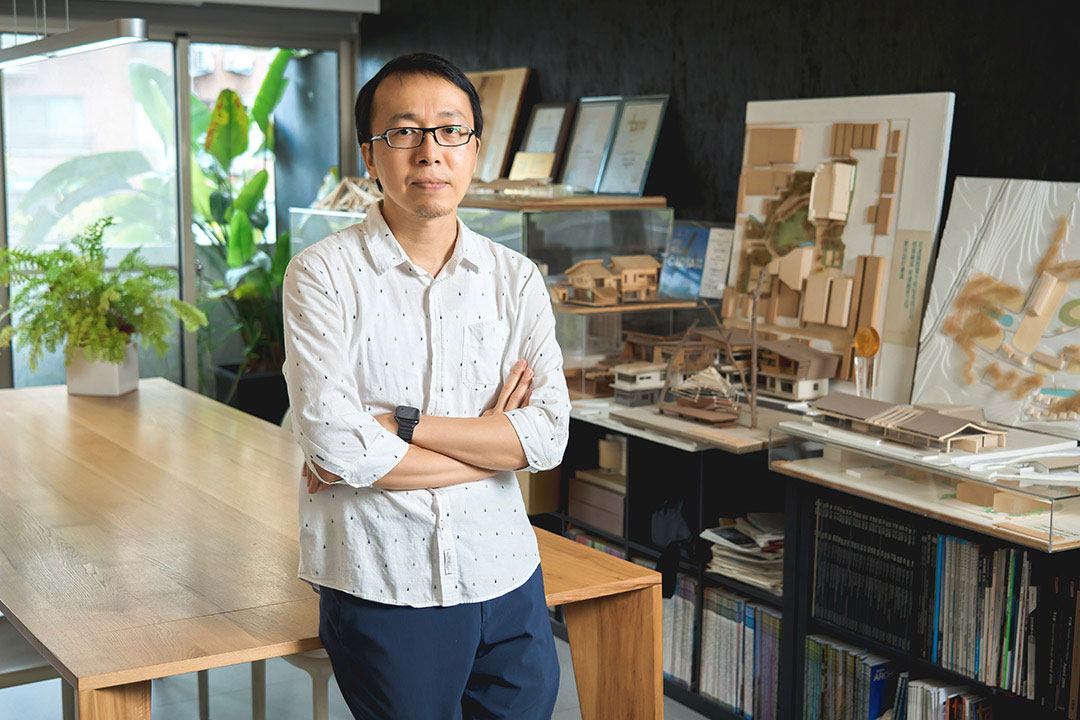 楊秋煜建築師目前是上滕聯合建築師事務所的主持建築師之一，擁有超過 20 年以上的界資。