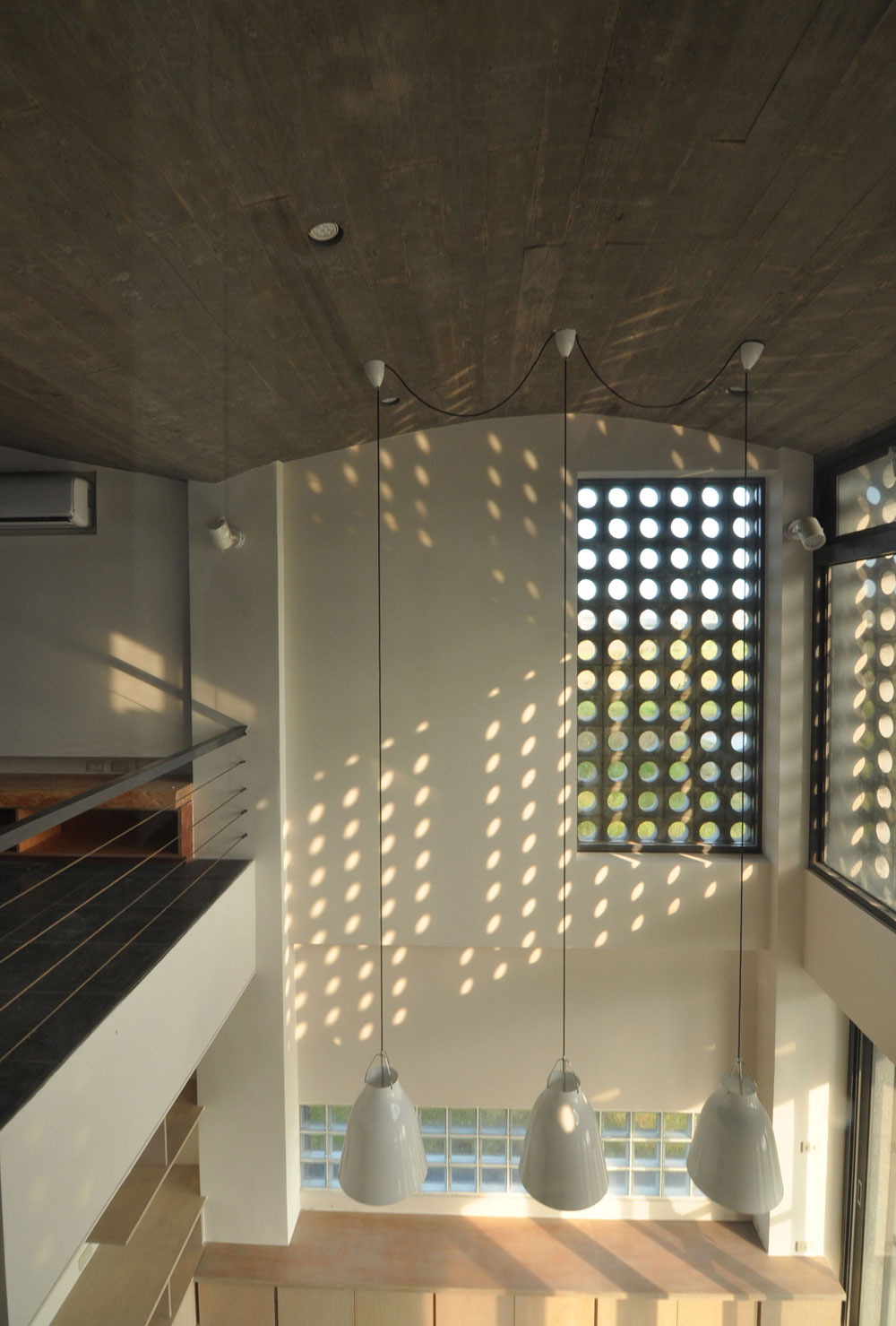 「聽雨院落」的內部空間，巧妙利用空心磚將光線導引進入室內。