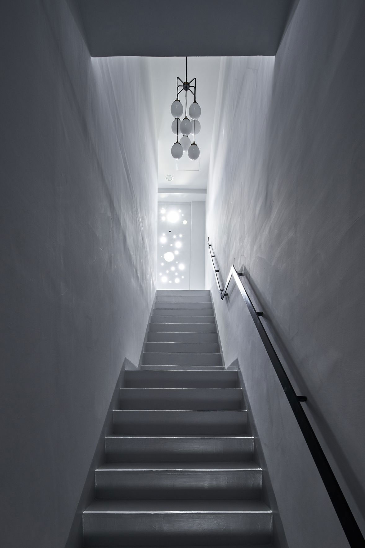 「石光點之家」貫穿一至三樓的狹長樓梯。