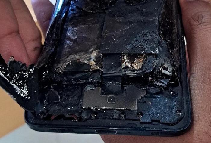 印度一部OPPO Reno2沒充電沒玩遊戲卻突然起火，秀出手機殘骸當地客服回應表示這不算「爆炸」