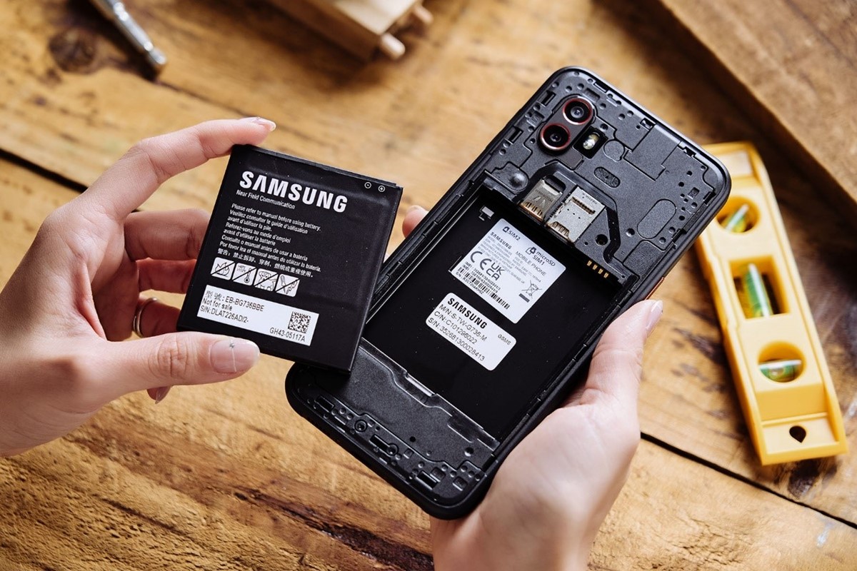 Galaxy XCover6 Pro 的電池可手動拆卸替換，容量為 4,050 mAh，支援 15W 閃電快充。輕薄好攜帶，就算沒電也可替換電池，立即回復到 100% 電量