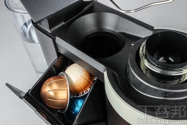膠囊儲盒製作完咖啡並開啟上蓋後，即可將膠囊空盒自動彈入後方儲盒。