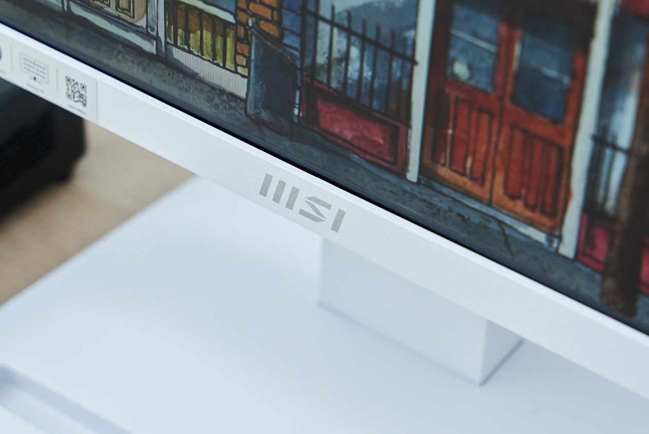 顯示器下緣壓印了一枚銀色的 MSI 新式企別 Logo。