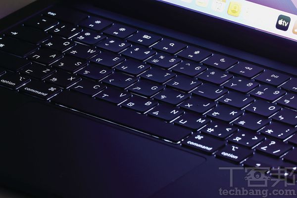 具備背光的巧控鍵盤，雖沒有特別標示有無與過去不同，但打的手感較有回彈感。