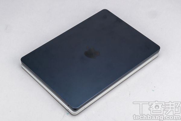 實際比一比M1版及M2版 MacBook Air 的外型，圖上方M2版的尺寸確實略小了一些。