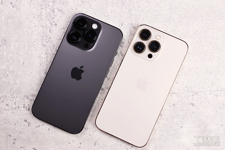 左為 iPhone 14 Pro，右為 iPhone 13 Pro，兩者都是霧面超磁晶盾玻璃。