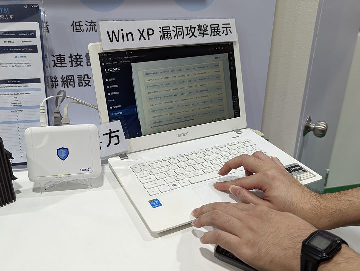 鴻璟科技在現場展示 Win XP 漏洞攻擊以及如何透過管理後台進行監控。