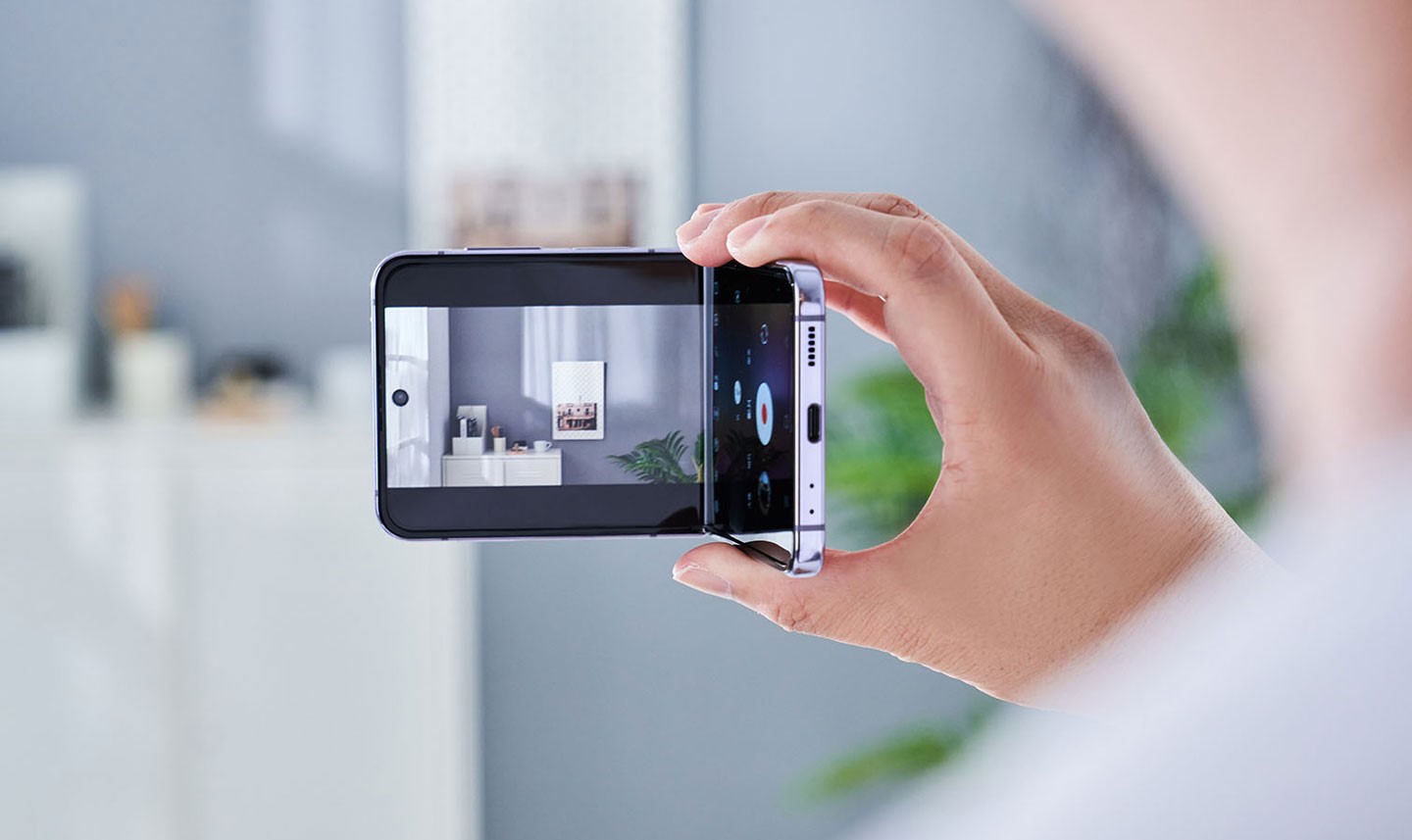 Galaxy Z Flip4 的螢幕轉軸同樣能彎摺成不同的角度來使用，像是錄影時就可以將螢幕摺成 90 度，以類似攝影機的方式來手持拍攝。