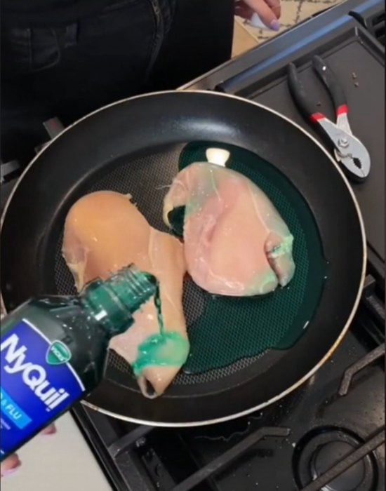 TikTok上出現「用感冒藥煮雞肉挑戰」，美國食藥管理局告：不吃光聞味道都很危險