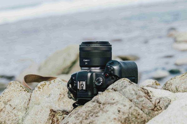Canon兩款全新RF鏡式在台開賣，輕量防手震計、適合Vlog攝影