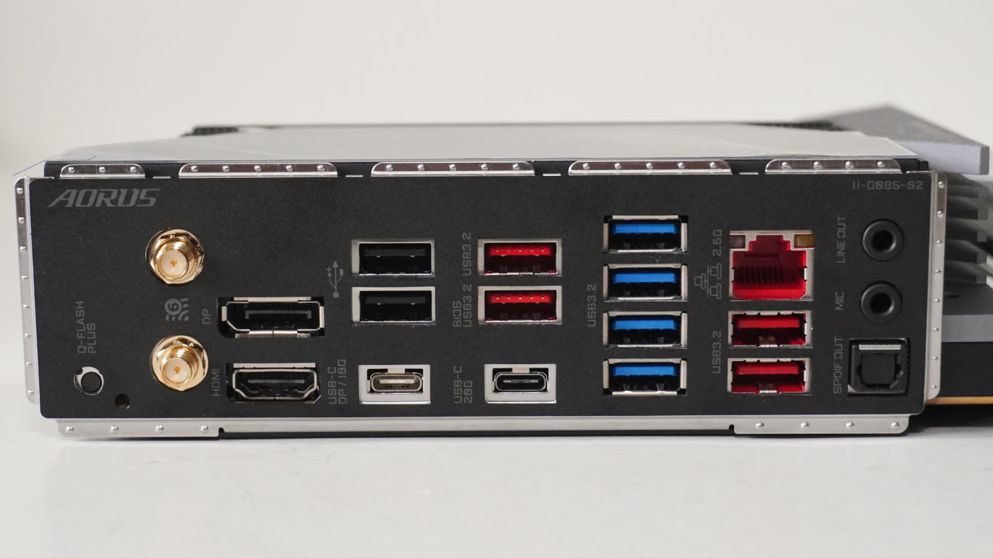 X670E AORUS Master的I/O背板提供豐富連接功能，其左方USB Type-C端支援Alternate Mode影音輸出。