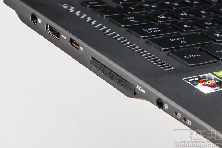 【左側 I/O 配置】其一個 USB-C 藏在 ROG 橡膠塞底下，並且跟專用擴充埠整合在一起。