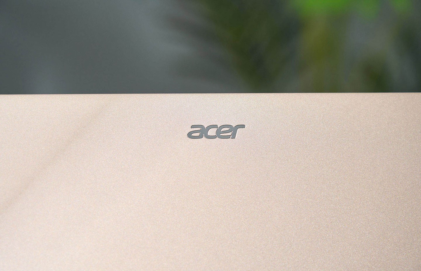 與今年推出的一眾 Swift 系列機種相同，上蓋的 Acer Logo 移至接近頂部的位置。