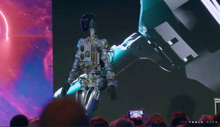 特斯拉CEO馬斯克發佈人形機器人原型Optimus，目標售價比一台特斯拉還便宜