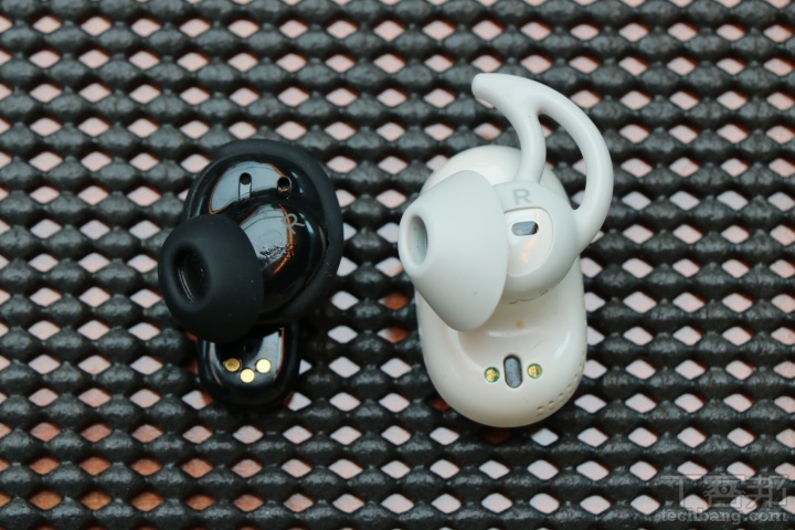 Bose 二代消噪真無線耳機雖然同樣為入耳式結構，但細究之後，可發現其機構大小和傾斜度計上仍有些微不同，而新款依舊配有入耳偵測感應器，取下耳機會自動暫停音樂、戴上後又會自動放音樂。