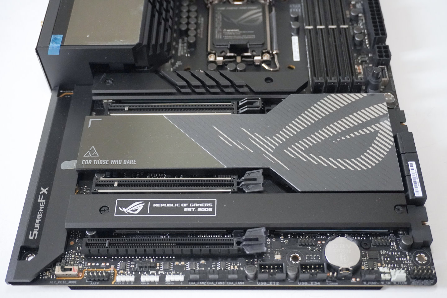 The motherboard has three built-in M.2 slots, all of which support PCIe Gen 4x4 transmission mode.