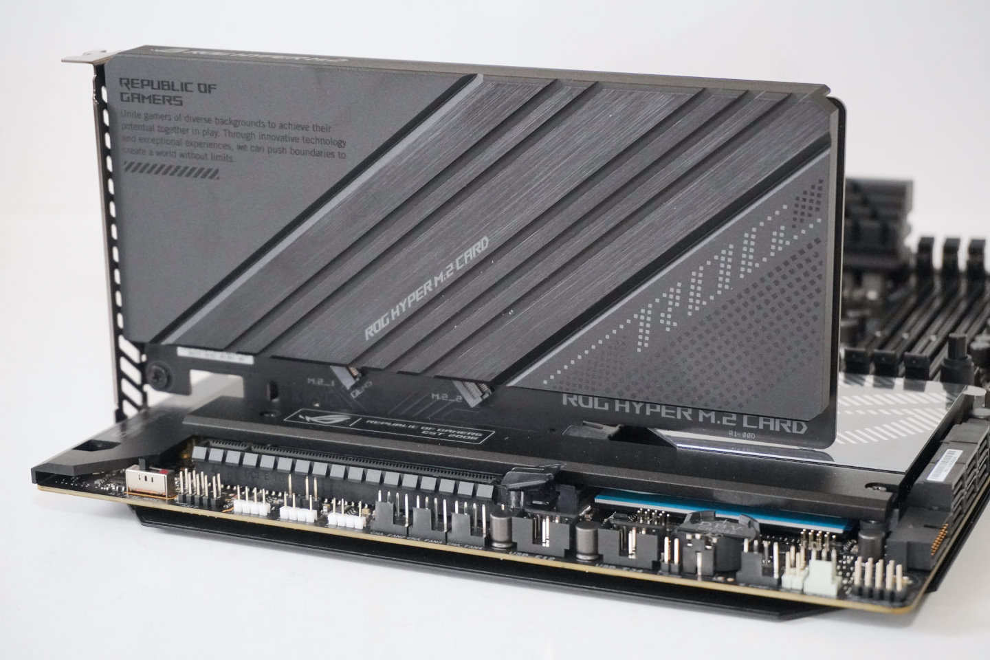如果想要連接PCIe Gen 5x4介面的固態硬碟，則需配附屬的ROG Hyper M.2轉接卡。這時候顯示卡使用的PCIe插槽會被切換為Gen 5x8傳輸模式。
