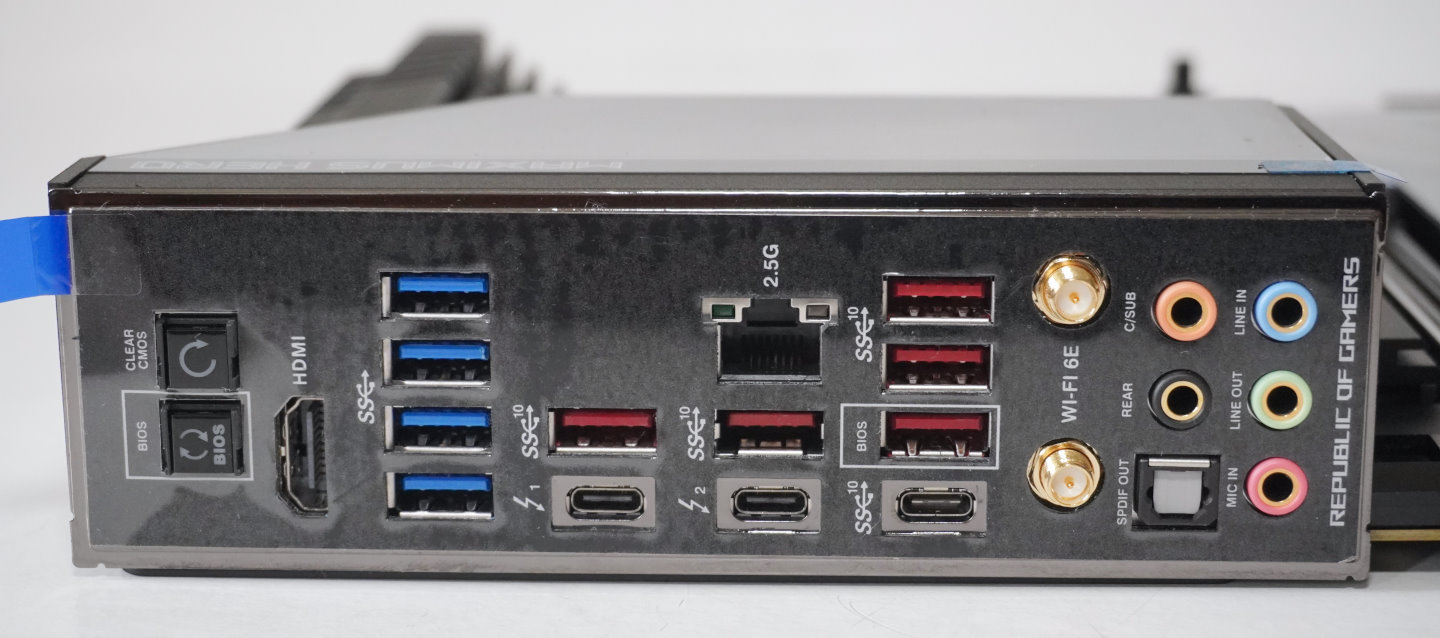 I/O背板提供2組相容於USB4的Thunderbolt 4端，以及1組頻寬高達10Gbps的USB 3.2 Gen 2 Type-C，外還有多達9組USB Type-A端。