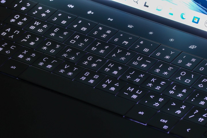 零格狀網片鍵盤具備 1mm 鍵程，也提供三段式亮度調整的白色背光。