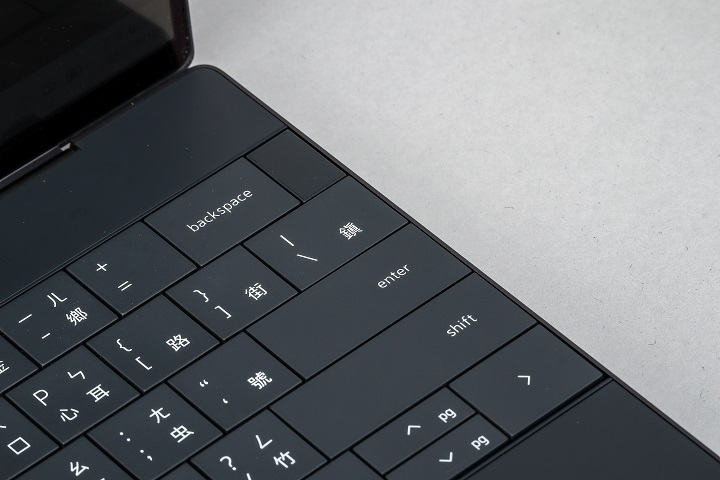 鍵盤右上沒有碼的按鍵為電源鍵，並整合指紋辨裝置，可以配 Windows Hello 使用。