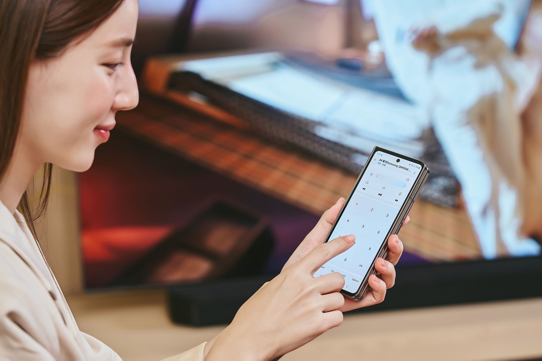 透過 Galaxy Z Fold4 內建的 SmartThings 功能，也能查看已連結的三星智慧電視裝置，並啟動數位遙控器功能，即時控制電視所有的功能。