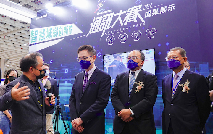 特別蒞臨2022通訊大賽成果展參觀的數位產署呂華署長(右二)。