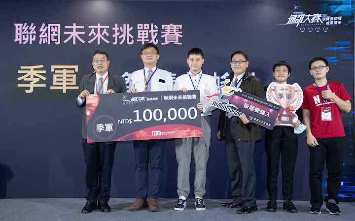 頒獎人：華電聯網謝明燁副總經理。