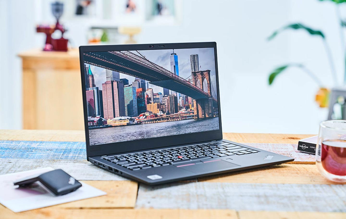 ThinkPad X1 Carbon 樹立了商務電極致輕薄卻有兼具高效能的旗艦風範。