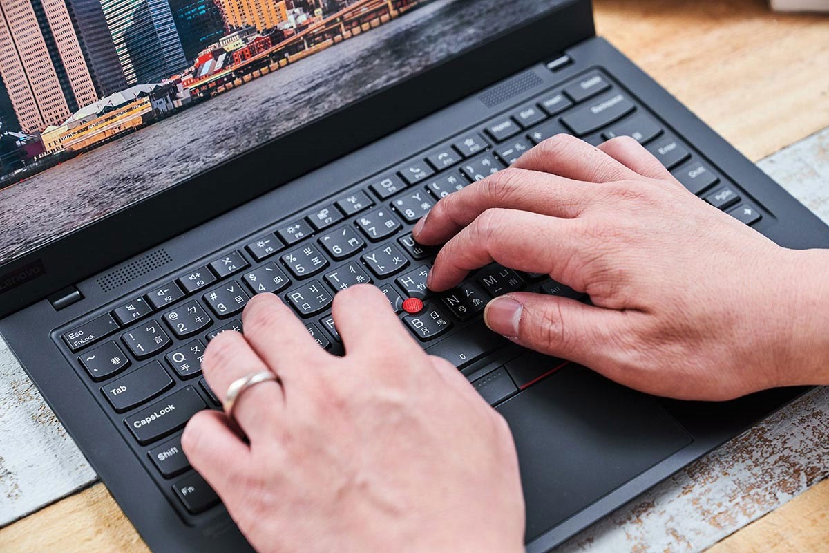 改為島式鍵盤計後的 ThinkPad 系列電，在鍵帽細微的弧面與下緣的微笑曲線計之下，手感表現稱得上是無與倫比。