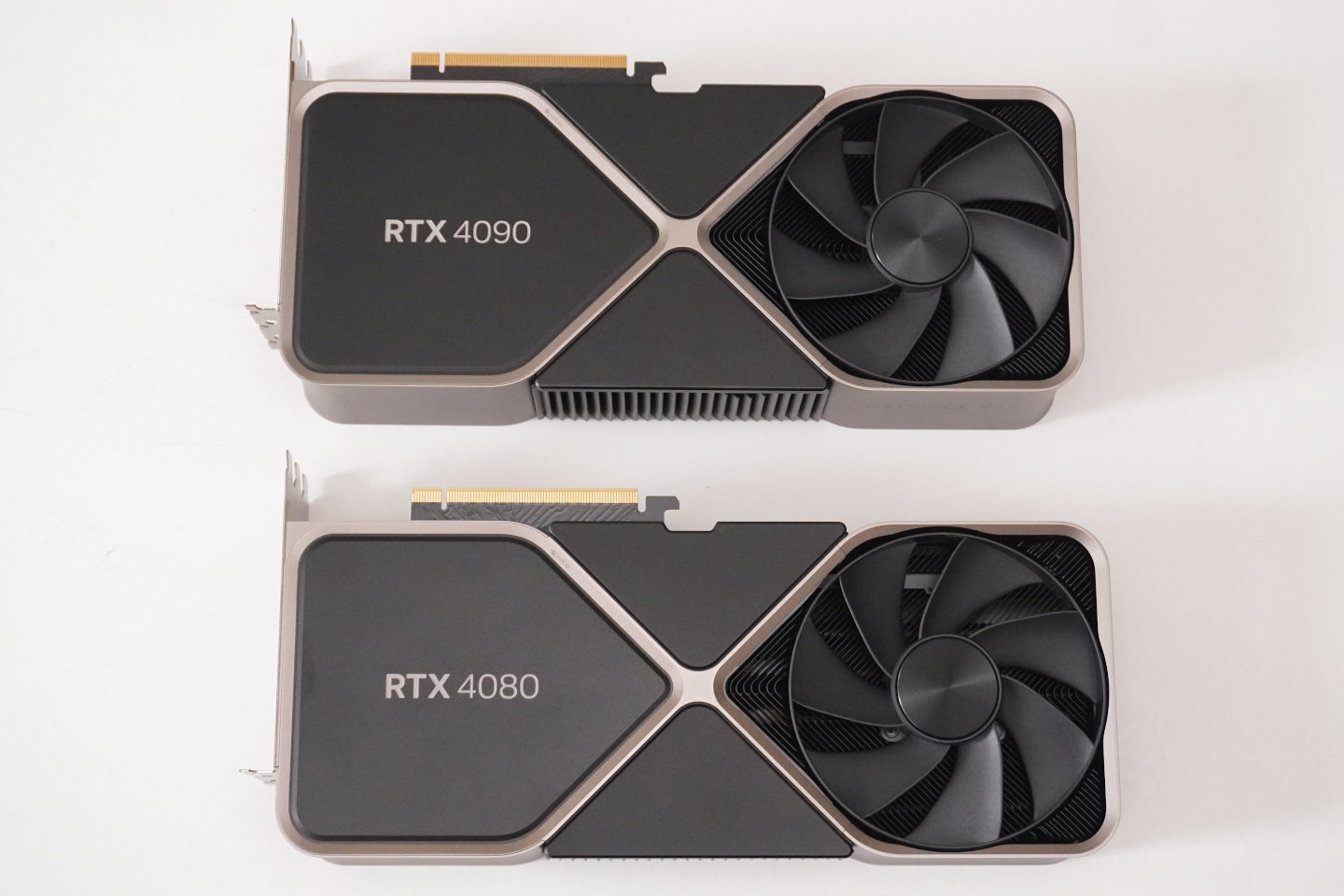 直接比較GeForce RTX 4080 Founder Edition與GeForce RTX 4090 Founder Edition，只有型號標示不同。