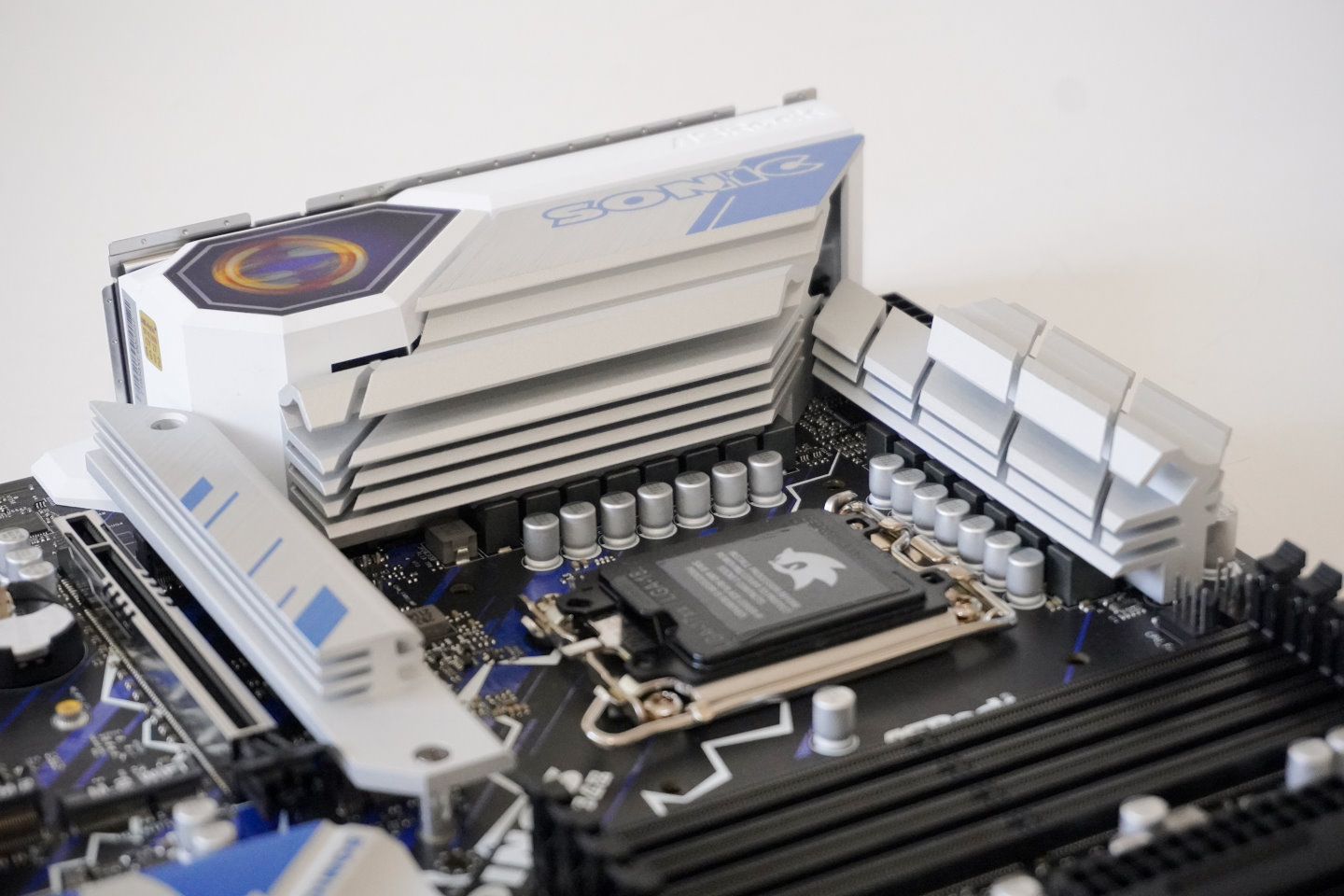 VRM區以及第1組固態硬碟都以立體散熱片覆蓋，強化散熱效果。