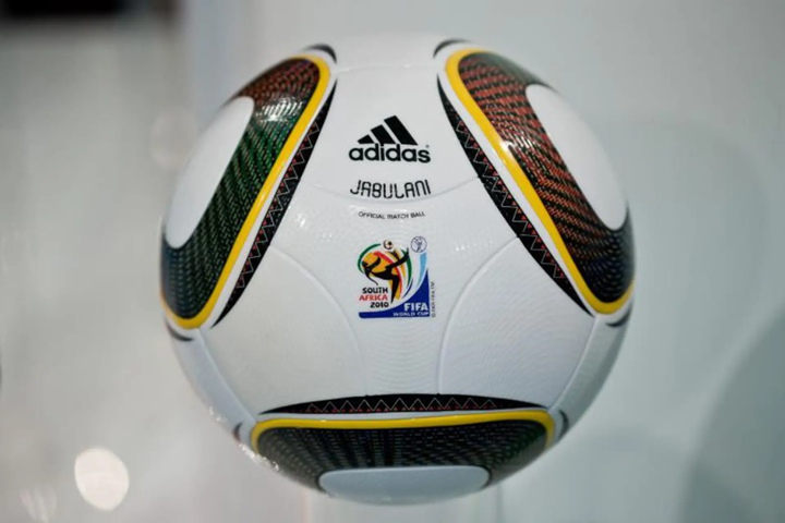 2010年南非世界盃上，更光滑的 Jabulani 球因在空速度慢而受到很多批評。圖片來源：約翰‧艾瑞克‧戈夫（ John Eric Goff）（CC BY-ND）arstechnica.com